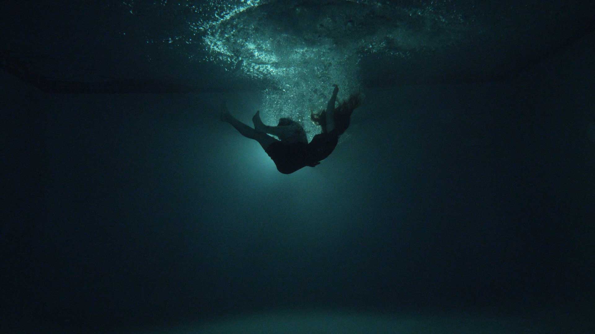 Вода падает в океане. Тонущий человек. Девушка падает в воду. Тонуйущий человек. Под водой.